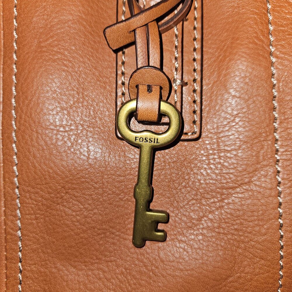 FOSSIL NWT Brown Leather Emma Crossbody/Satchel bag with Key Charm - Picture 8 of 16